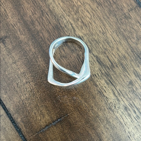 Elegant Sterling Silver Crossover Ring - Picture 3 of 6